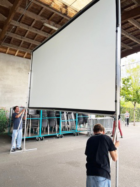 Écran géant de cinéma plein air installé par Organ'Phantom à Floirac, Gironde