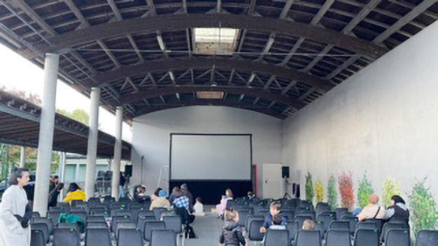 Écran géant de cinéma plein air installé par Organ'Phantom à Floirac, Gironde