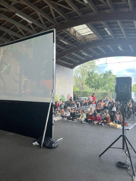 Écran géant de cinéma plein air installé par Organ'Phantom à Floirac, Gironde